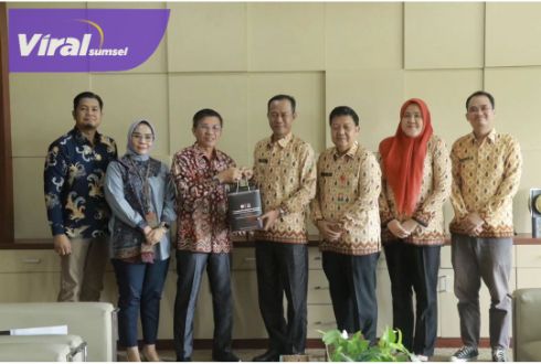 Pj Walikota Prabumulih H Elman ST MM menerima audensi perwakilan BPR Gerbang Serasan Muaraenim di Ruang Kerja Walikota Prabumulih, Kamis 2 Mei 2024. Foto : viralsumsel.com/man