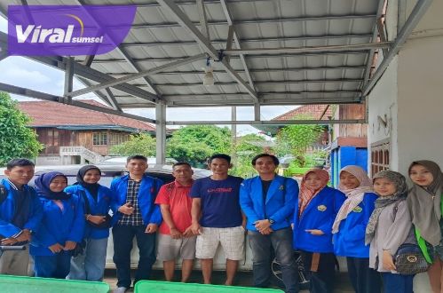 Mahasiswa KKN-Universitas Serasan Membuat Papan Nama Perangkat Desa di Desa Guci Kecamatan Ujanmas. Foto : viralsumsel.com/rosyid Mahasiswa KKN-Universitas Serasan Membuat Papan Nama Perangkat Desa di Desa Guci Kecamatan Ujanmas. Foto : viralsumsel.com/rosyid