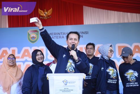 Meriahkan HUT Sumsel ke-78 Tahun, Pj Gubernur Agus Fatoni bersama Ribuan Peserta Ikuti Jalan Sehat. Foto : viralsumsel.com/win