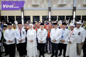 Pj Gubernur Agus Fatoni Lepas Keberangkatan 445 Jemaah Calon Haji Kloter Pertama Embarkasi Palembang. Foto : viralsumsel.com/win