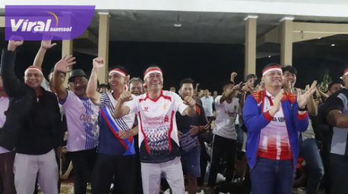 Ribuan Supporter Banjiri Nobar Semifinal AFC Cup di Pendopoan Rumah Dinas Walikota Prabumulih. Foto : viralsumsel.com/man