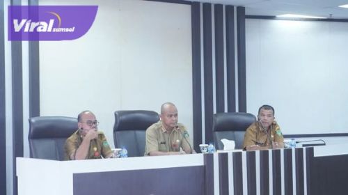 Penjabat Sekretaris Daerah Kota Prabumulih Drs. Aris Priadi, S.H., M.Si Pegawai Pemerintah Kota (Pemkot) Prabumulih melaksanakan rapat bulanan di Ruang Rapat Lantai 1 Gedung Pemkot Prabumulih, Senin (06/05/2024). Foto : viralsumsel.com/man