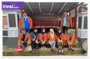 Mahasiswa KKN Universitas Serasan Renovasi Pos Kampling di Desa Harapan Jaya. Foto : viralsumsel.com/rosyid