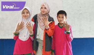 Mahasiswa KKN Universitas Serasan Angkatan ke ll Membuat Gelang dari Manik-manik Bersama Siswa SDN 15 Desa Muara Harapan. Foto : viralsumsel.com/rosyid