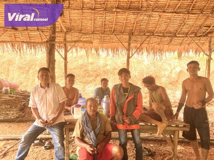 Mahasiswa KKN Universitas Serasan Upaya Peningkatan Penjualan Produk Batu Bata di Desa Pinang Belarik Ujanmas. Foto : viralsumsel.com/rosyid