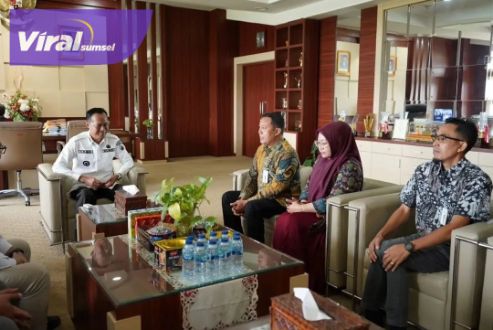 Pj Walikota Prabumulih H Elman Menerima Jajaran Perwakilan Kantor Bank Syariah Cabang Prabumulih. Foto : viralsumsel.com/man Pj Walikota Prabumulih H Elman Menerima Jajaran Perwakilan Kantor Bank Syariah Cabang Prabumulih. Foto : viralsumsel.com/man