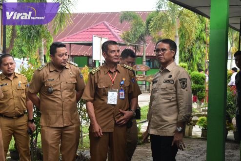 Penjabat Bupati Ogan Komering Ilir (OKI), Asmar Wijaya mengunjungi sejumlah sekolah di Kecamatan Lempuing dan Mesuji OKI pada Selasa, (14/5). Foto : viralsumsel.com/zep