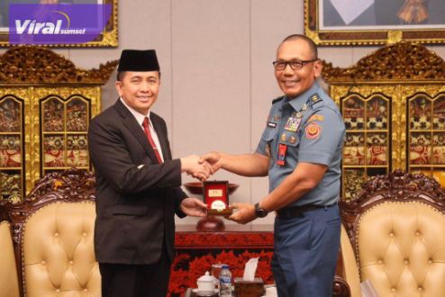Pj Gubernur Sumsel Agus Fatoni saat menerima audiensi dari Perwira Staf Ahli Tk. III Bidang Polkamnas Panglima TNI Mayjen TNI (Mars) Siswoto beserta jajaran di Griya Agung, Palembang, Sumatera Selatan, Selasa (14/5/2024). Foto : viralsumsel.com/win