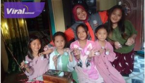 Mahasiswa KKN Universitas Serasan Muara Enim Mengadakan Kegiatan Pelatihan Pembuatan Mainan Kunci Dari Bahan Akrilik Guna Mengasah Kreativitas Anak-anak di Desa Muara Gula Lama. Foto : viralsumsel.com/rosyid