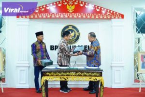 Pj Bupati Musi Banyuasin Sandi Fahlepi SP MSi bersama Ketua DPRD Muba Sugondo, Jumat (26/4/2024) menerima Laporan Hasil Pemeriksaan Badan Pemeriksa Keuangan (BPK) Perwakilan Provinsi Sumatera Selatan. Foto : viralsumsel.com/dev