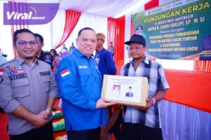 Kunker ke Bayung Lencir, Pj Bupati Muba Sandi Pahlepi Silaturahmi dan Beri Bantuan Bagi Warga. Foto : viralsumsel.com/dev