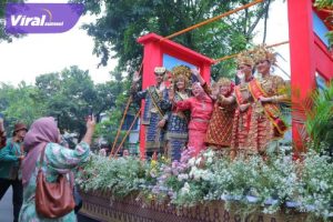 Naiki Kendaraan Pawai, Pj Ketua TP PKK Palembang Dewi Ratu Dewa Sapa Warga Solo. Foto : viralsumsel.com/nto