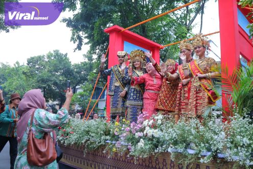 Naiki Kendaraan Pawai, Pj Ketua TP PKK Palembang Dewi Ratu Dewa Sapa Warga Solo. Foto : viralsumsel.com/nto