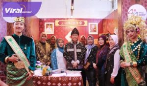 Pj Gubernur Sumatera Selatan Agus Fatoni mengunjungi stan asal Kabupaten Musi Banyuasin yang mengikuti Expo HUT ke-44 Dewan Kerajinan Nasional (Dekranas), di Pura Mangkunegaran Solo, Kamis (16/5/2024). Foto : viralsumsel.com/dev