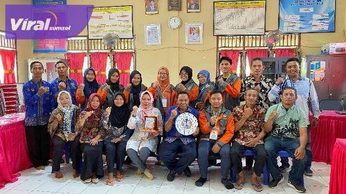 Mahasiswa KKN Universitas Serasan Edukasi Dampak Pinjaman Online Bagi Masyarakat Desa Pinang Belarik. Foto : viralsumsel.com/rosyid