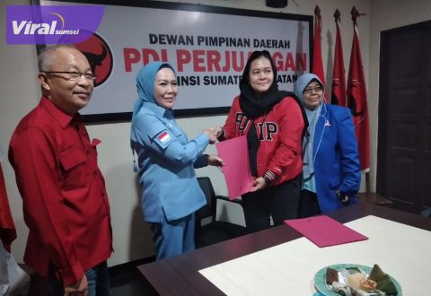 Serius Ingin Ikut Pilgub, Holda Kembalikan Formulir Pendaftaran di DPD PDI Perjuangan Sumsel. Foto : viralsumsel.com/ril