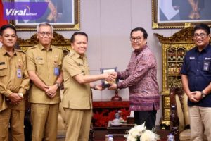 Pj Gubernur Sumsel Agus Fatoni saat menerima audiensi dengan Direktur Produksi Pupuk Indonesia (Persero) Bob Indiarto di Griya Agung, Palembang, Sumatera Selatan, Selasa (14/5/2024). Foto : viralsumsel.com/win