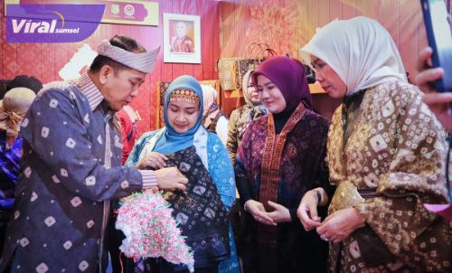 Pj Gubernur Agus Fatoni Kunjungi Stan Provinsi Sumsel di Pameran Dekranas Solo, Ajak Masyarakat Cintai Produk Lokal. Foto : viralsumsel.com/win