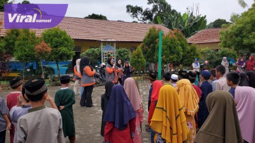 Mahasiswa KKN Universitas Serasan Kelompok 6 mengadakan Penyuluhan Pencegahan Pelecehan Sexsual pada anak melalui senam jaga diriku di SDN 01 Desa Pinang Belarik Kecamatan Ujanmas. Foto : viralsumsel.com/rosyid