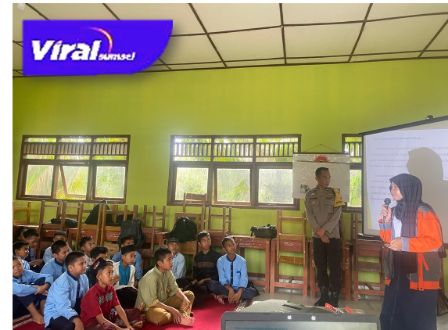 Mahasiswa Universitas Serasan Angkatan II Adakan Edukasi Pernikahan Dini di SMPN 06 Muara enim tahun 2024 di Desa Harapan Jaya Kecamatan Muara Enim. Foto : viralsumsel.com/rosyid