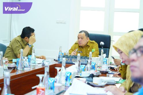 Pj Bupati Muba H Sandi Fahlepi bersama sejumlah kepala perangkat daerah Muba mengikuti Rapat Koordinasi Pengendalian Inflasi Daerah yang di digelar Kementerian Dalam Negeri (Kemendagri) secara virtual melalui Zoom Meeting, di Kantor Perwakilan Muba Palembang, Senin (20/5/2024). Foto : viralsumsel.com/dev