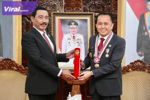 Apresiasi Kinerja dan Inovasi, Pj Gubernur Sumsel Agus Fatoni Terima Penghargaan dari IPDN. Foto : viralsumsel.com/win