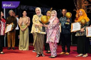 Dekranasda Sumsel Juara Umum Kendaraan Hias-Stand Terbaik dalam HUT ke-44 Dekranas Tahun 2024. Foto : viralsumsel.com/win