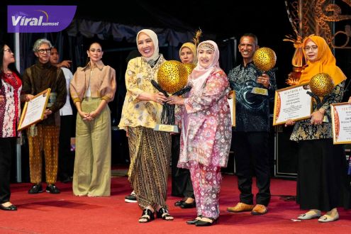Dekranasda Sumsel Juara Umum Kendaraan Hias-Stand Terbaik dalam HUT ke-44 Dekranas Tahun 2024. Foto : viralsumsel.com/win