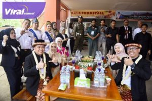 Pj Gubernur Agus Fatoni dan Pj Ketua TP PKK Sumsel Tyas Fatoni Resmikan Sentra Oleh-oleh dan Kuliner UMKM Tepian Ayek Lematang Lahat. Foto : viralsumsel.com/win