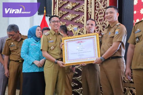 Penghargaan Lomba Kelurahan 2024, Ratu Dewa Sebut Lurah Berprestasi Berpeluang Naik Jabatan. Foto : viralsumsel.com/nto