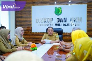 Pastikan Layanan Berjalan Baik, Pj Bupati Sandi Fahlepi Kunjungi Kantor Dinas Koperasi dan UMKM. Foto : viralsumsel.com/dev