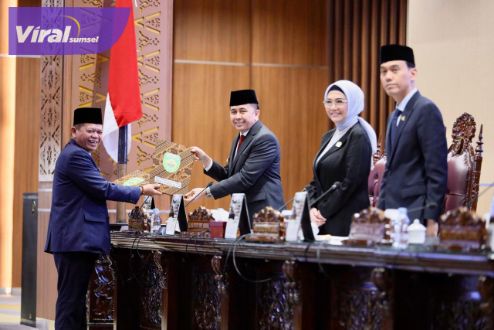 Pj Gubernur Agus Fatoni dan Ketua DPRD Sumsel Tandatangani Keputusan Bersama Persetujuan Tiga Raperda. Foto : viralsumsel.com/win
