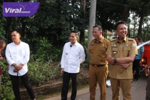 Ratu Dewa Tinjau Langsung Pemasangan 100 Titik Lampu PJU Program Developer Peduli di Gandus. Foto : viralsumsel.com/nto
