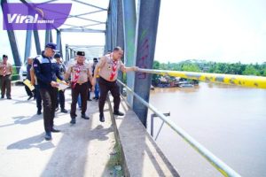 Pj Bupati Sandi Fahlepi Tinjau Jalan Penghubung di Kecamatan Lalan. Foto : viralsumsel.com/dev