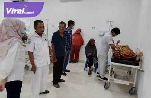 Pj Bupati OKI Jenguk Korban Kecelakaan Bus Studi Tour Asal SDN OKU Timur. Foto : viralsumsel.com/zep