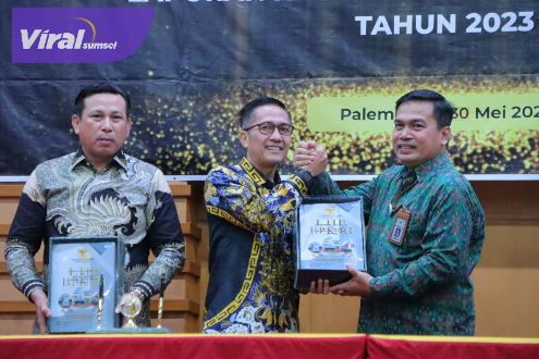 Pj Walikota Ratu Dewa bersama Ketua DPRD Kota Palembang Zainal Abidin di kantor BPK Perwakilan Sumsel, Kamis (30/5/2024). Foto : viralsumsel.com/nto