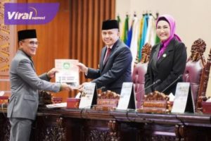 Anggota DPRD Sumsel, Antoni Yuzar, menyerahkan Laporan Hasil Pembahasan kepada Pimpinan Rapat Rapat Paripurna LXXXI (81) dengan agenda Penyampaian Laporan Hasil Pembahasan dan Penelitian Pansus-Pansus DPRD Sumsel terhadap LKPJ Gubernur Sumsel Tahun Anggaran 2023 pada hari Kamis tanggal 4 April 2024. Foto : viralsumsel.com/ril