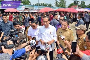 Pj Gubernur Agus Fatoni Dampingi Presiden Jokowi Tinjau Pasar Lawang Agung Muratara Guna Pastikan Harga Bahan Pokok Stabil. Foto : viralsumsel.com/win