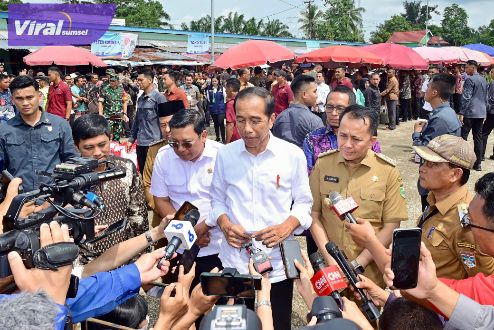 Pj Gubernur Agus Fatoni Dampingi Presiden Jokowi Tinjau Pasar Lawang Agung Muratara Guna Pastikan Harga Bahan Pokok Stabil. Foto : viralsumsel.com/win