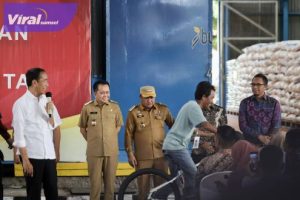 Didampingi Pj Gubernur Agus Fatoni, Presiden Jokowi Pastikan Ketersediaan Stok Beras di Gudang Bulog Lubuk Linggau. Foto : viralsumsel.com/win