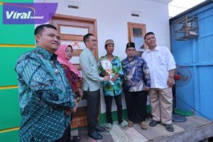 Tangis Haru Terima Kunci Rumah Baru Dari Ratu Dewa, Fauzi : "Kami Sering Kehujanan". Foto : viralsumsel.com/nto