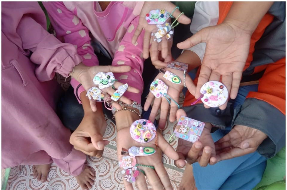 Mahasiswa KKN Universitas Serasan Muara Enim Mengadakan Kegiatan Pelatihan Pembuatan Mainan Kunci Dari Bahan Akrilik Guna Mengasah Kreativitas Anak-anak di Desa Muara Gula Lama. Foto : viralsumsel.com/rosyid