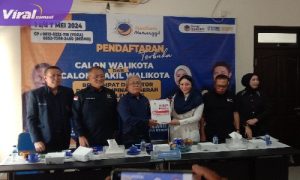 Bakal Calon Wakil Wali Kota Palembang Nandriani Oktarina Saat Menyerahkan Berkas Pendaftaran. Foto : Viralsumsel