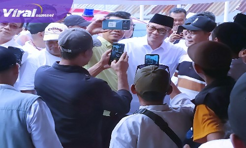Antusias Relawan saat Sambut Bakal Calon Gubernur Sumsel Heri Amalindo di Sekretariat DPD PDI-P Sumatera Selatan. Foto : Viralsumsel/Nto