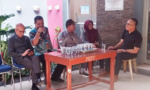 Rombongan Anggota DPRD Kota Palembang Dapil VI Saat mengunjungi Kantor Camat Seberang Ulu Satu. Foto : Viralsumsel 