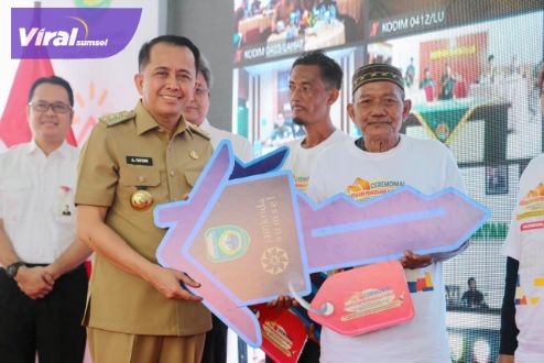 Pj Gubernur Sumsel Agus Fatoni Serahkan dan Resmikan Hasil Gerakan Pembangunan Sanitasi Serentak se-Sumsel. Foto : viralsumsel.com/win