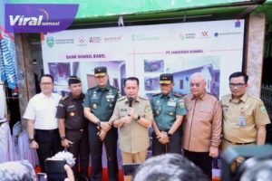 Pj Gubernur Sumsel Agus Fatoni dalam kegiatan Ceremonial Bedah Rumah Tidak Layak Huni (RTLH) dan Penyerahan Alat Sanitasi di Plaju, Palembang, Sumatera Selatan, Senin (3/6/2024). Foto : viralsumsel.com/win