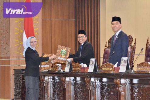 Sekda Supriono Simak Pandangan Umum Fraksi DPRD Sumsel Terhadap Pembahasan Raperda Pertanggungjawaban APBD TA 2023. Foto : viralsumsel.com/win