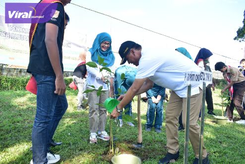 Pj Bupati OKI Pimpin Penanaman Pohon Peringati Hari Lingkungan Hidup Sedunia. Foto : viralsumsel.com/zep