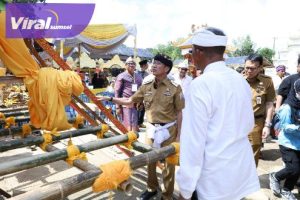 Rela Tunda Keberangkatan ke Balikpapan, Ratu Dewa Tinjau Langsung Kegiatan Ngaben Massal di Talang Jambe. Foto : viralsumsel.com/nto